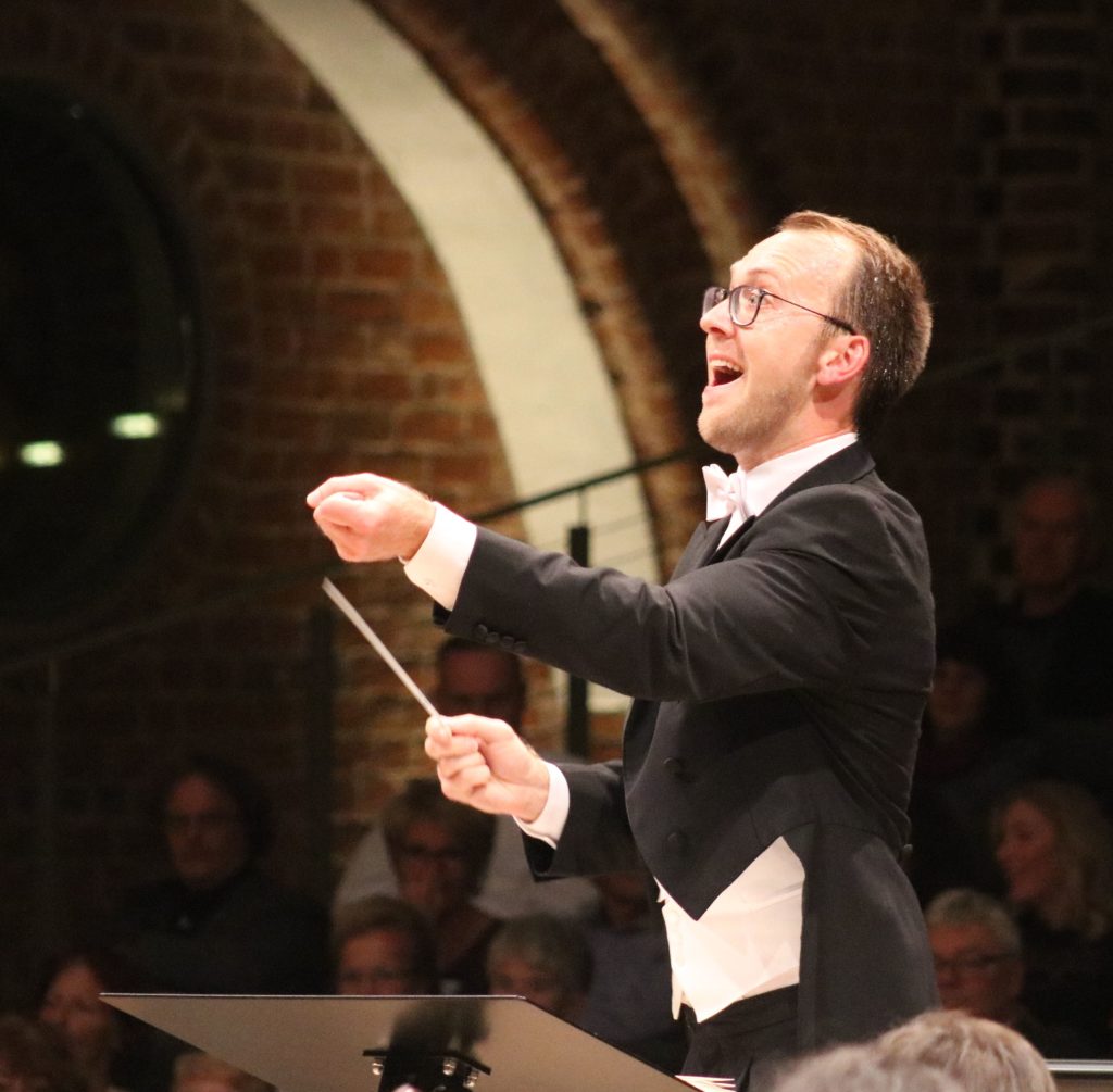 Dirigent Andreas Schulz dirigiert die Musikreihe Stadt.Land.Klassik!