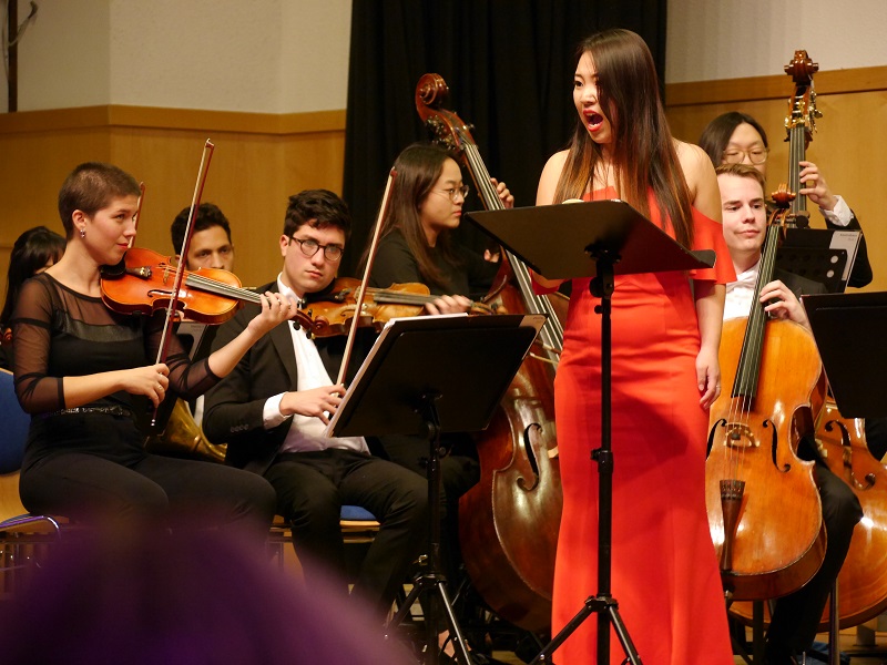 Die Solistin Yeni Lee begeisteret in Pasewalk mit der Neuen Philharmonie MV als "Königin der Nacht" aus Mozarts Zauberflöte. Foto: Jürgen Mladek
