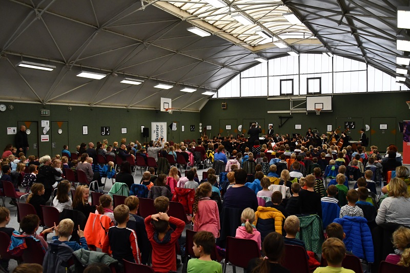Die Neue Philharmonie MV gab 2019 ein Kinderkonzert in der Anklamer Südstadtturnhalle.