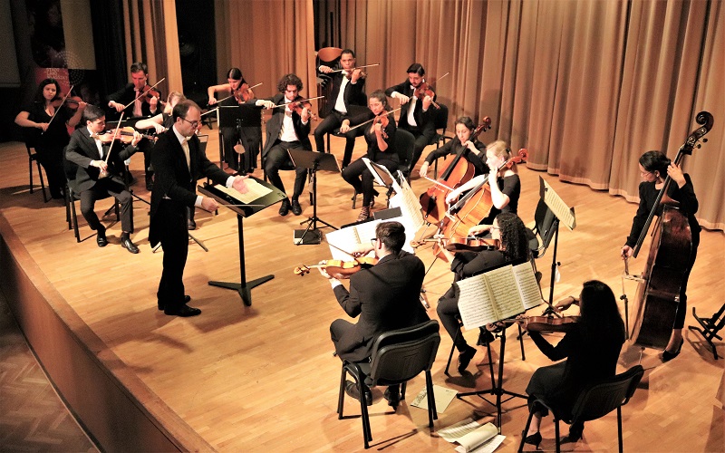 Mit ihrem Spiel erreichen die Philharmonie-Streicher die Herzen der Musikfreunde.  Foto: Hartmut Nieswandt