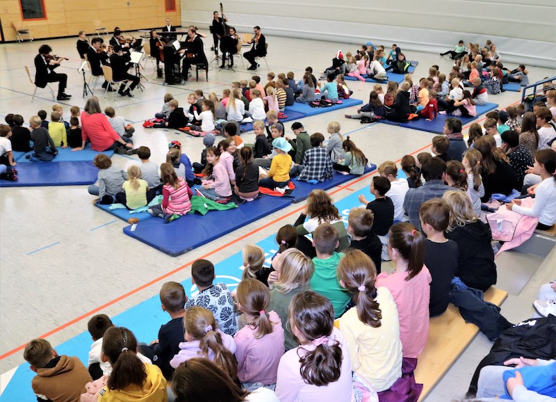 Große Aufgabe für die Philharmoniker: Mehr als 200 Kinder in der Turnhalle wollten gut unterhalten sein. Foto: Hartmut Nieswandt