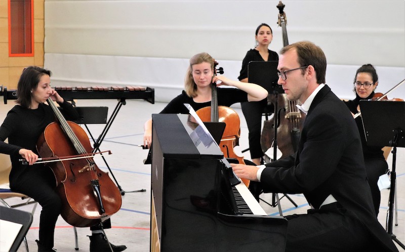 Auch wenn er nicht so aussieht: Phiharmonie-Chef Andreas Schulz gab am Klavier die Kängurus. Foto: Hartmut Nieswandt