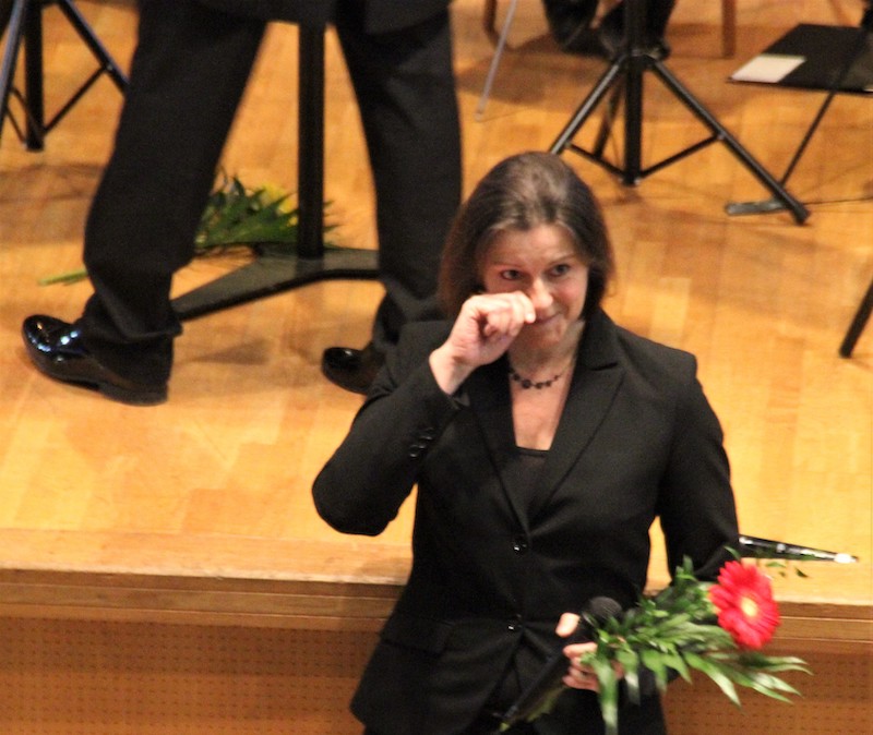 Claudia Schneider ist gerührt: Sie freut sich über den Blumengruß zu ihrem Geburtstag, an dem sie das Konzert in der Malchower Werleburg moderierte. Foto: Hartmut Nieswandt